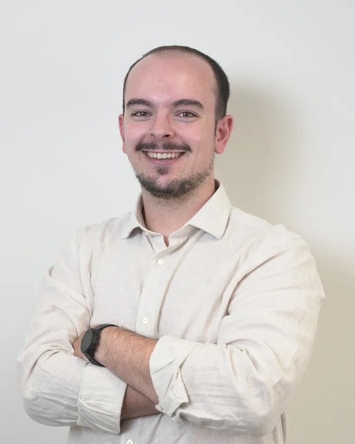 Juan Sanz Martínez, consultor de inteligencia artificial, de pie con los brazos cruzados